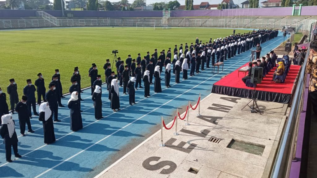 PELANTIKAN 303 PNS LINGKUP DINAS PENDIDIKAN KABUPATEN CIAMIS OLEH BUPATI CIAMIS DI STADION GALUH CIAMIS