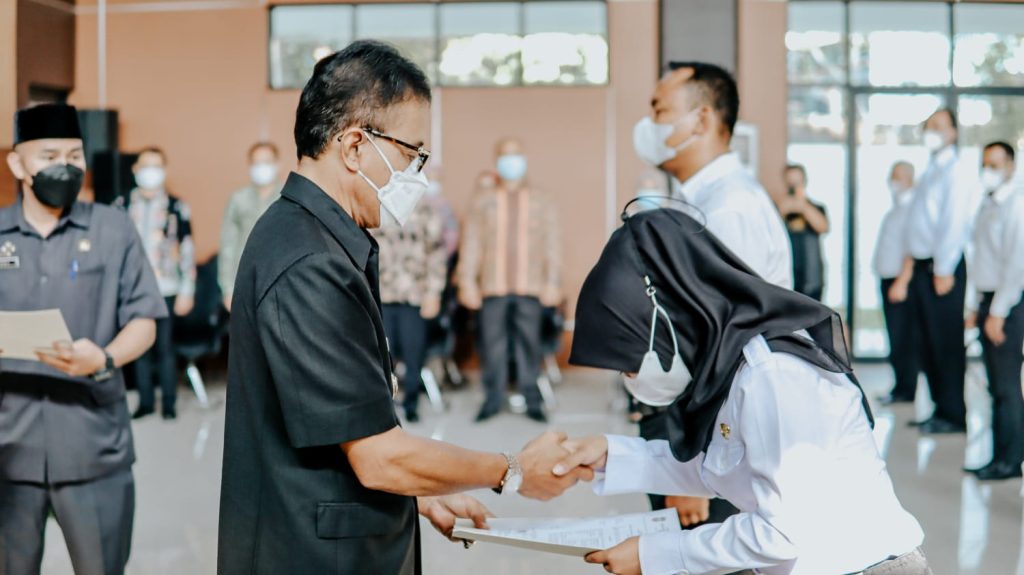 BUPATI CIAMIS SERAHKAN 960 SK PPPK GURU