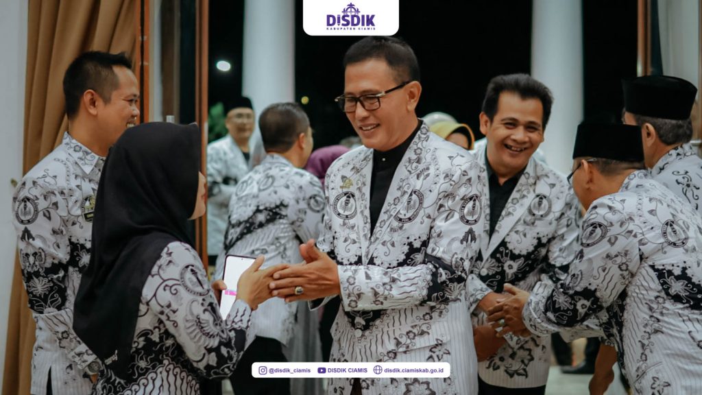 Malam Resepsi Hari Guru Nasional 2023 dan HUT PGRI Ke-78 Tingkat Kabupaten Ciamis, Bupati Herdiat Berhasil Dorong Disdik Banjir Prestasi