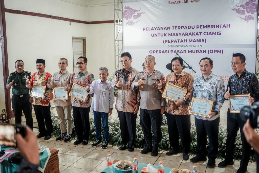 Penyerahan sertifikat Penganugerahan Predikat Penilaian Kepatuhan Penyelenggaraan Pelayanan Publik Tahun 2024 dari Ombudsman